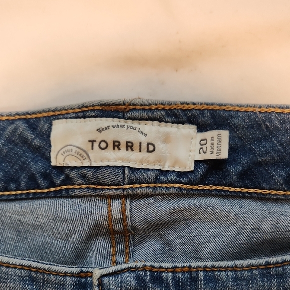 Torrid Distressed Denim Shorts with Patchwork Sz 20 - Picture 2 of 4